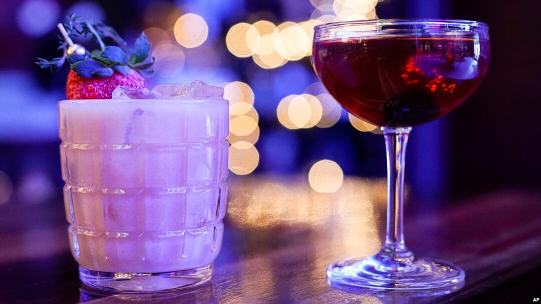 ARCHIVO – Distintas bebidas en un bar de Baltimore, el 8 de febrero de 2023. 