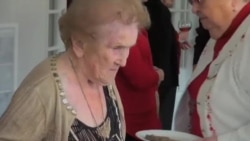 زن ۱۰۳ ساله ای که هنوز سرویس پذیرایی غذا می دهد