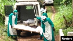 Ma'aikatan lafiya a Saliyo su na binne wani wanda cutar Ebola ta kashe