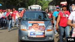 Abanya Venezuela bakikuje imodoka ziriko amasanamu y'Abanyepolitike bahiganwa amabanga y'umukuru w'igihugu muri Venezeual