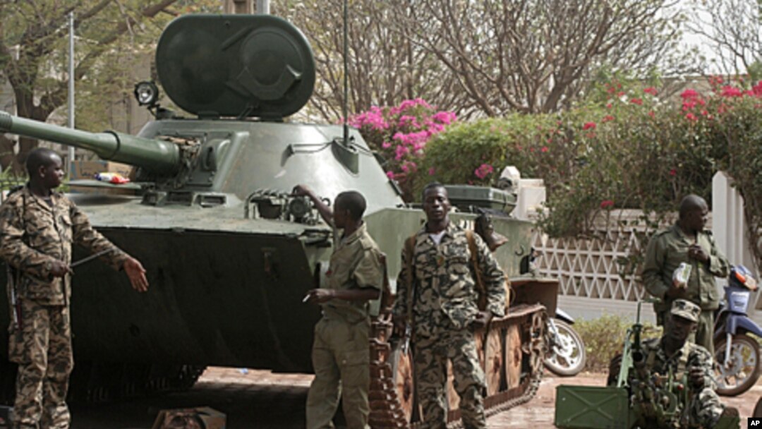 Tentara Mali siaga di ibukota Bamako (foto: dok). Tentara Mali menewaskan 16 orang ulama yang menolak berhenti di pos pemeriksaan hari Minggu (9/9). 