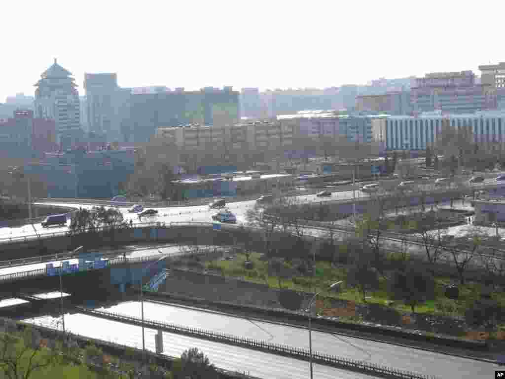 奥巴马总统的车队通过长安街