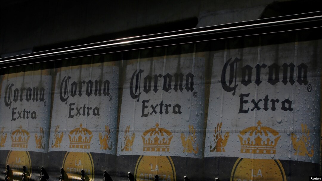Logo bir Corona, diproduksi oleh Group Modelo, terlihat di truk yang membawa botol bir di Mexico City, Meksiko 27 Januari 2017. (Foto: Reuters/Henry Romero)