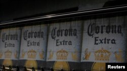 Logo bir Corona, diproduksi oleh Group Modelo, terlihat di truk yang membawa botol bir di Mexico City, Meksiko 27 Januari 2017. (Foto: Reuters/Henry Romero)