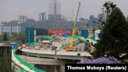 Para pekerja terlihat di lokasi pembangunan jalan tol Nairobi, yang menjadi bagian dari proyek kerja sama antara pihak swasta dan publik di bawah Korporasi Jalan dan Jembatan China (CRBC), di Nairobi, Kenya, pada 20 Oktober 2021. (Foto: Reuters/Thomas Mukoya)