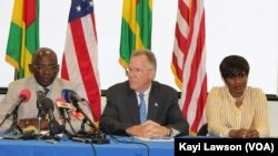 Stanilas Baba, responsable du la Millenium Challenge Corporation (MCC), David Gilmour, ambassadeur des Etats-Unis, et Sandra Ablamba Johnson, conseillère à la présidence togolaise lors d’une conférence de presse à Lomé, Togo, 8 avril 2018. (VOA/Kayi Lawson)