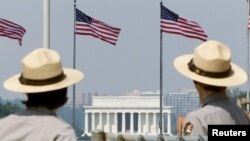 Petugas di Monumen Washington dengan Memorial LIncoln di belakangnya. (Foto: DOk)