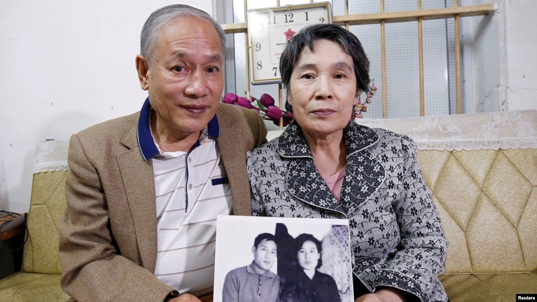 Mantan mahasiswa teknik kimia Vietnam, Pham Ngoc Canh, yang belajar di Korea Utara dan istrinya asal Korut, Ri Yong Hui, menunjukkan foto bersama pertama mereka yang diambil pada Musim Semi 1971, di kediaman mereka di Hanoi, Vietnam, 12 Februari 2019. (Foto: Reuters)