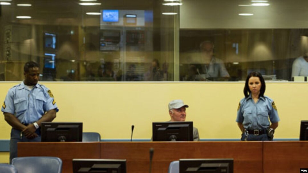 Mantan komandan militer Serbia di Bosnia, Jenderal Ratko Mladic saat hadir di pengadilan Den Haag, Senin (4/7).