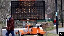 7일 미국 보스턴 거리에 '사회적 거리두기'를 유지하라는 전광판이 세워져있다. (자료사진)