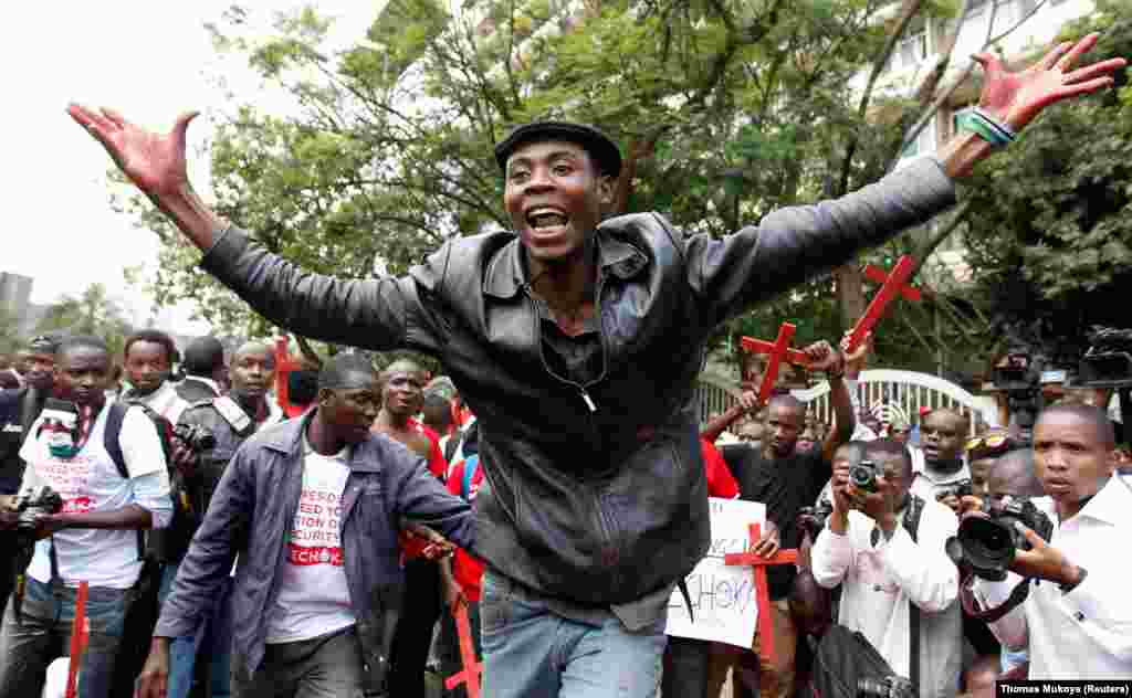 Waandamanaji wakiimba kudai kuimarishwa kwa usalama na kuondolewa wakuu wa usalama