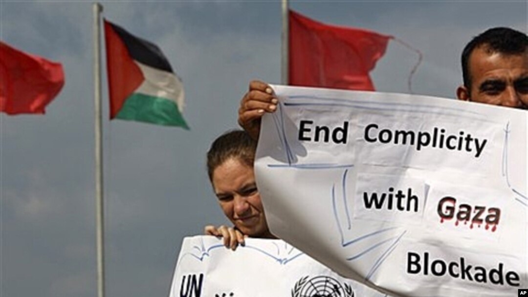 Activists in front of Palestinian, Turkish flags show support for 27 civilians from various countries attempting to reach the Gaza Strip by boat, sea port of Gaza City, Nov. 4, 2011.