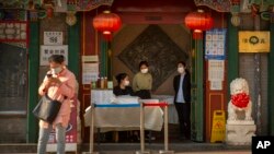 지난 4월 중국 베이징의 식당에서 점원들이 마스크를 착용한 채 손님을 기다리고 있다.