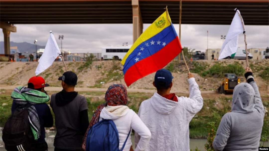 Araştırmalar göç etmek isteyen Venezuelalı oranının arttığını gösteriyor.