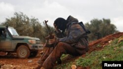 Seorang tentara pemberontak Jabha al-Shamiya di desa Bashkuwi, sebelah utara Aleppo, Suriah (19/2). (Reuters/Rami Zayat)