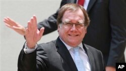 Menlu Selandia Baru, Murray McCully di Ramallah, Tepi Barat, 18 Juni 2013 (Foto: dok). Selandia baru akan melonggarkan sanksi dan meningkatkan bantuan untuk Fiji pasca pemberlakuaan UUD baru di negara itu pekan lalu.