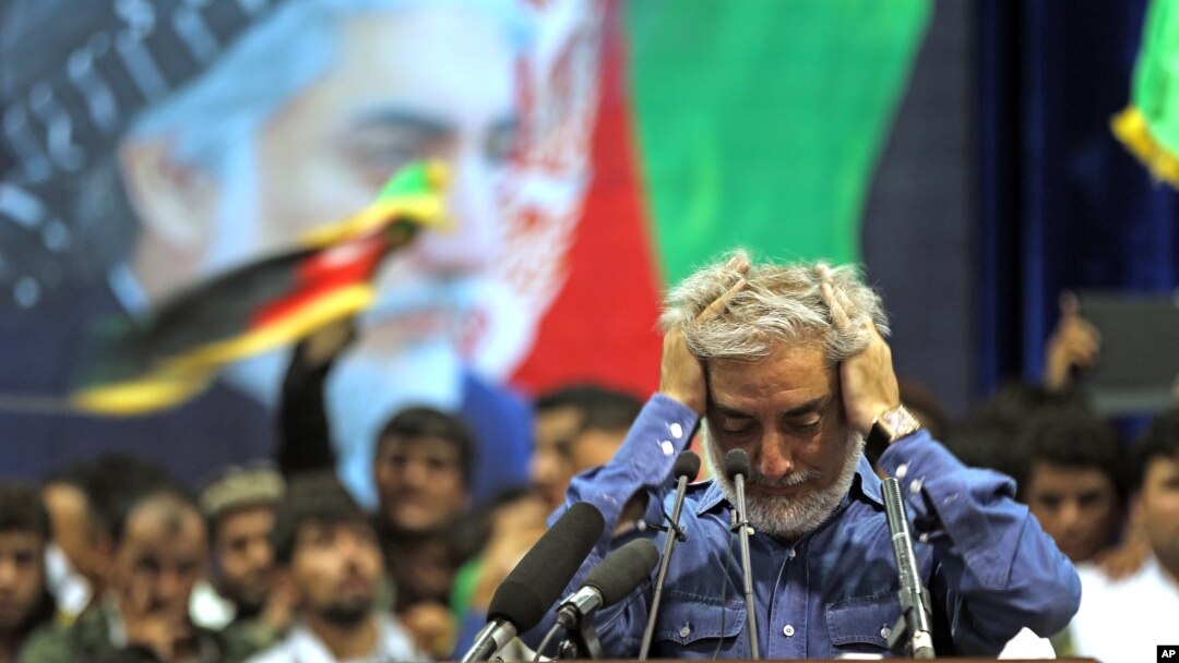 Kandidat presiden Afghanistan Abdullah Abdullah berpidato pada pendukungnya di Kabul, Afghanistan (8/7). (AP/Massoud Hossaini)