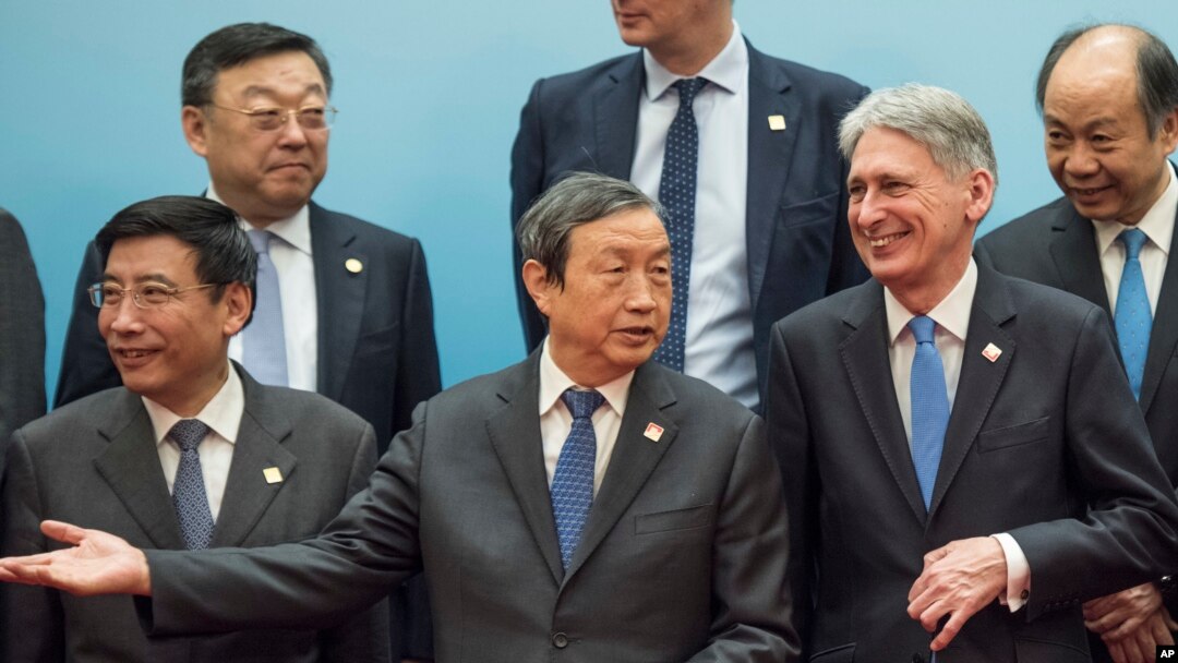 Kanselir Inggris dari Exchequer Philip Hammond, (kedua dari kanan), dan Wakil Perdana Menteri China Ma Kai (tengah), berpose bersama delegasi dalam Dialog Keuangan Ekonomi Inggris-China di Wisma Diaoyutai, Beijing, Sabtu, 16 Desember 2017.
