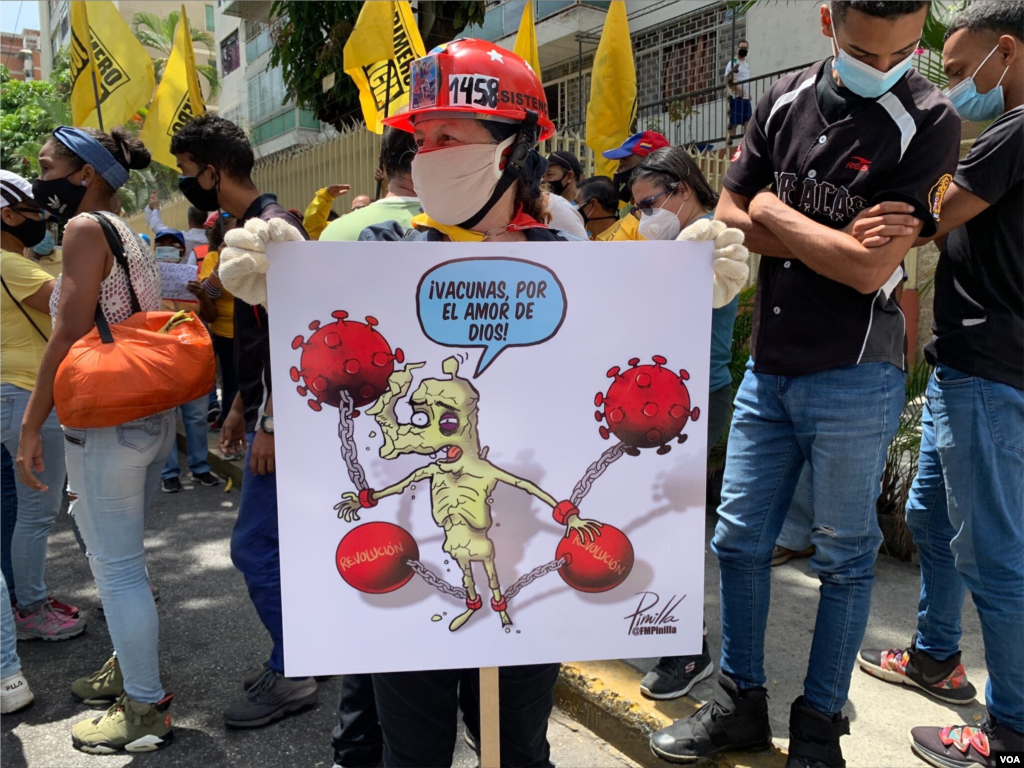 Otra ciudadana que pidi&#243; m&#225;s vacunas para Venezuela fue la &quot;abuela del casco rojo&quot;. Caracas, Venezuela. Abril 17, 2021. Foto: Luisana Solano - VOA.