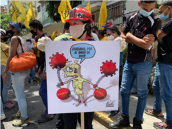 La abuela del Casco Rojo se une a la concentración por el ingreso de más vacunas del sector salud y la oposición en Caracas, Venezuela. Abril 17, 2021. Foto: Luisana Solano - VOA.