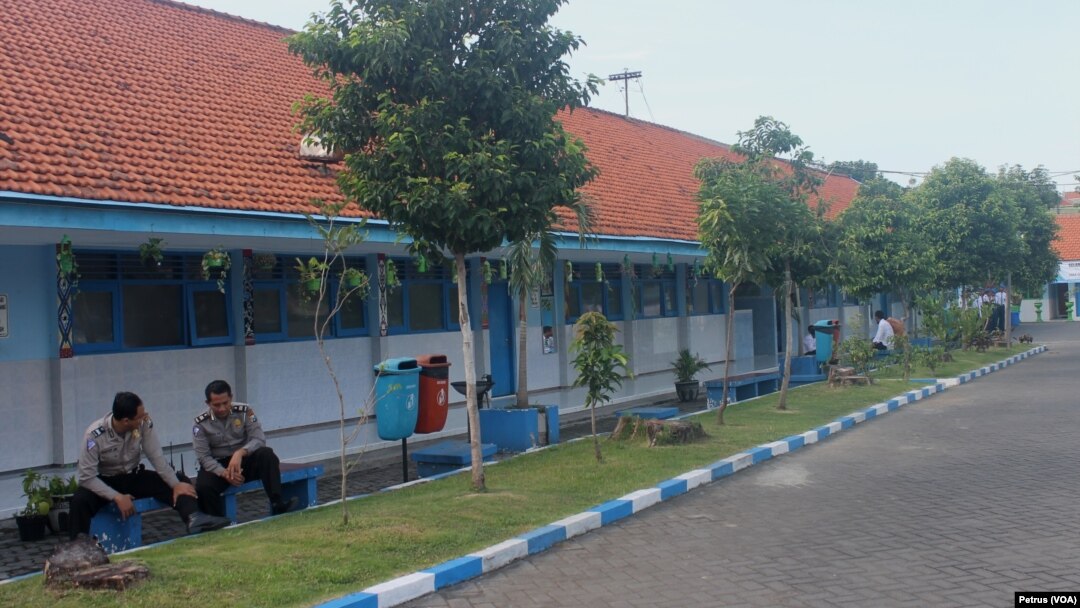 Suasana ujian nasional berbasis komputer di SMA Hang Tuah 1 Surabaya (Foto: VOA/Petrus)