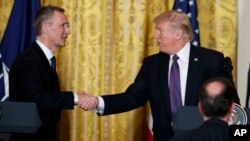 Presiden AS Donald Trump (kanan) dan Sekjen NATO Jens Stoltenberg pada konferensi pers bersama di Gedung Putih, Rabu (12/4). 