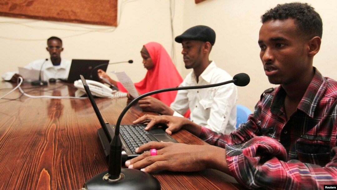 Para penyiar radio Qaran dalam sebuah acara siaran di Mogadishu, Somalia (foto: dok). Pelanggaran meluas terjadi di Somalia terhadap jurnalis, pembela HAM, dan tokoh politik. 