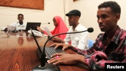 Para penyiar radio Qaran dalam sebuah acara siaran di Mogadishu, Somalia (foto: dok). Pelanggaran meluas terjadi di Somalia terhadap jurnalis, pembela HAM, dan tokoh politik. 