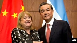 2016年5月19日中国外长王毅在北京欢迎到访的阿根廷外交部长苏珊娜·马尔科拉。