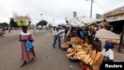 Des vendeurs en Côte d'Ivoire, où l'administration Ouattara souhaite développer les opportunités pour les jeunes diplômés