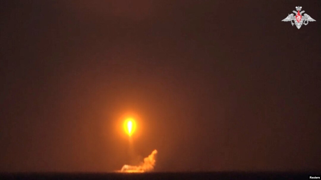 Snimak lansiranja balističke rakete sa ruske nuklearne podmornice u Barencovom moru (Foto: Russian Defence Ministry/Handout via REUTER)