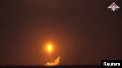 Snimak lansiranja balističke rakete sa ruske nuklearne podmornice u Barencovom moru (Foto: Russian Defence Ministry/Handout via REUTER)