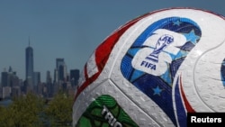 2026년 4월 27일, 미국 뉴욕시에 2026 FIFA 월드컵 공식 매치볼인 '트리온다(Trionda)'의 대형 공기 주입식 모형이 세워져 있다.