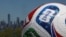 2026년 4월 27일, 미국 뉴욕시에 2026 FIFA 월드컵 공식 매치볼인 '트리온다(Trionda)'의 대형 공기 주입식 모형이 세워져 있다.