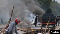 Petugas polisi berjaga-jaga saat protes di Mimika, Papua, Indonesia, 21 Agustus 2019. (Foto: Antara/ Sevianto Pakiding via REUTERS)