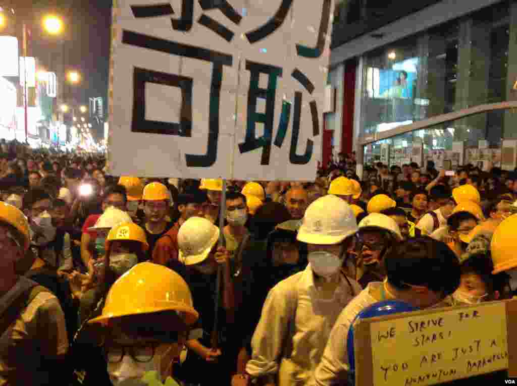 香港警民在旺角對峙 (美國之音海彥 拍攝) 