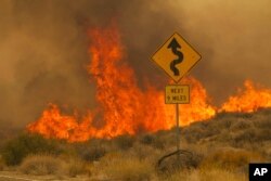 지난 7월 미국 캘리포니아주 모하비 국립 보호구역 산불 현장에서 화염이 발생하고 있다. (자료사진)