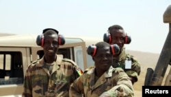 Des soldats sénégalais observent une explosion d'une voiture piégée lors des exercices d'entraînement "Flintlock" menés par les Etats-Unis à l'intention de militaires africains, à Thiès, au Sénégal, le 18 février 2016.