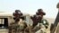 Des soldats sénégalais observent une explosion d'une voiture piégée lors des exercices d'entraînement "Flintlock" menés par les Etats-Unis à l'intention de militaires africains, à Thiès, au Sénégal, le 18 février 2016.