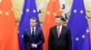 چین کے صدر شی اور فرانس کے صدر میکرون اپنے چین کے دورے میں بیجنگ کے گریٹ ہال میں 2019 میں ہونے والی ایک تقریب میں چینی اور یورپی یونین کے پرچموں کے سامنے کھڑے ہیں۔ شی 6 مئی سے یورپ کا دورہ کر رہے ہیں۔