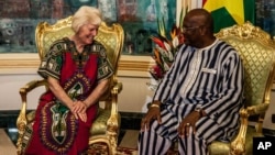 Australian Jocelyn Elliott (l) who was freed by al-Qaida captors, meets Burkina Faso President Roch Marc Christian Kaboré (r) at the presidential palace in Ouagadougou, Burkina Faso, Feb. 8, 2016.