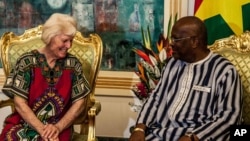 L'épouse du Dr Arthur Kenneth Elliott, l’australienne Jocelyn Elliott, libérée par les ravisseurs d'al-Qaida, rencontre le président Burkina Faso, Roch Marc Christian Kaboré, à droite, au palais présidentiel de Ouagadougou, au Burkina Faso, le 8 février 2016.