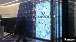 Logo produsen berlian Rusia "Alrosa" tampak di pintu masuk kantor pusat perusahaan di Moskow, Rusia (foto: ilustrasi). 