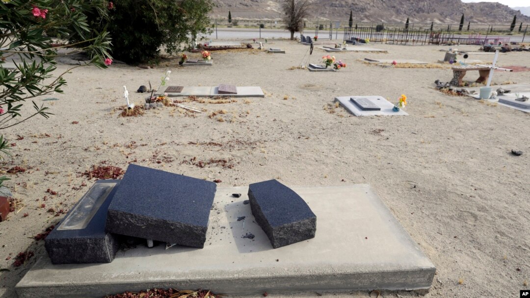 Pecahan nisan yang jatuh menimpa sebuah kuburan di Pemakaman Searles Valley setelah gempa kuat mengguncang Trona, California, 7 Juli 2019.