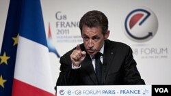 Presiden Perancis, Nicolas Sarkozy berbicara pada Forum E-G8 di Paris, Selasa (24/5).