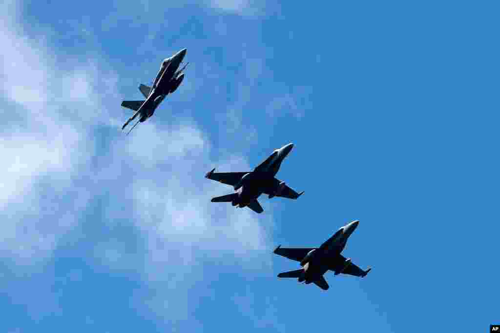 پرواز جنگنده‌های اف 15 در رزمایش نظامی بین‌المللی در جنوب‌غربی آتن، یونان
