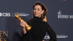 Fernanda Torres, atriz brasileira, mostra o troféu Globo de Ouro de Melhor Atriz na categoria de filme drama na Sala de Imprensa, Beverly Hills, Calif.