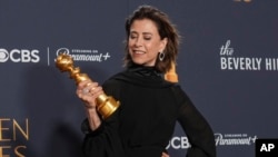 Fernanda Torres, atriz brasileira, mostra o troféu Globo de Ouro de Melhor Atriz na categoria de filme drama na Sala de Imprensa, Beverly Hills, Calif.