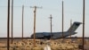 ARCHIVO - Un Boeing C-17 de la Fuerza Aérea de los Estados Unidos utilizado para vuelos de deportación se muestra en el aeródromo del ejército Biggs en Fort Bliss, El Paso, Texas, el 13 de febrero de 2025.