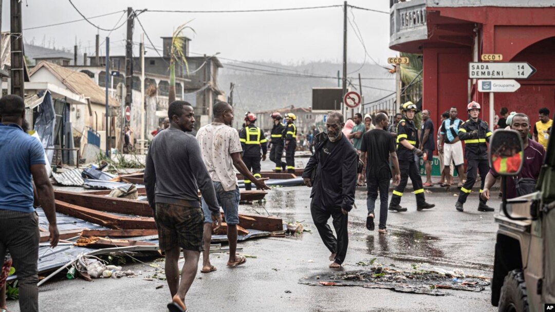 Foto proporcionada el lunes 16 de diciembre de 2024 por la Seguridad Civil, muestra a residentes y rescatistas en una calle dañada en el territorio francés de Mayotte, en el océano Índico. 